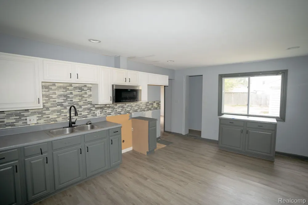 25143 Fern Street Roseville City, MI 48066