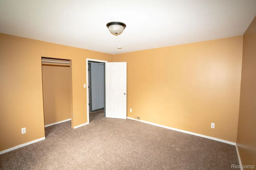25143 Fern Street Roseville City, MI 48066