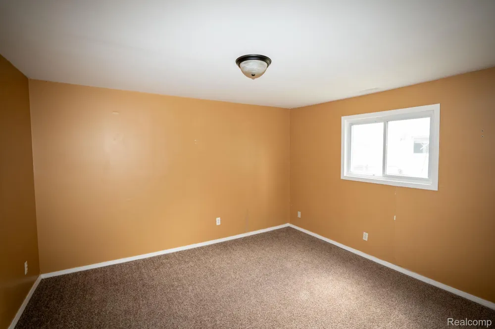 25143 Fern Street Roseville City, MI 48066