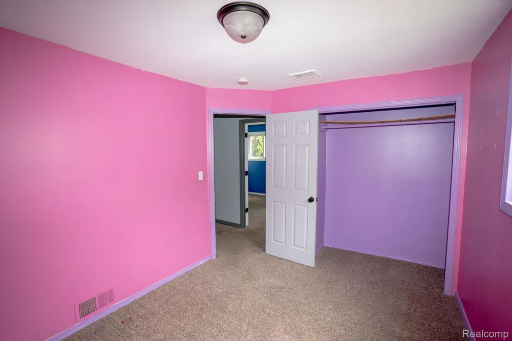25143 Fern Street Roseville City, MI 48066