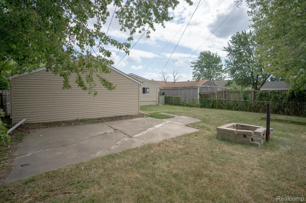 25143 Fern Street Roseville City, MI 48066