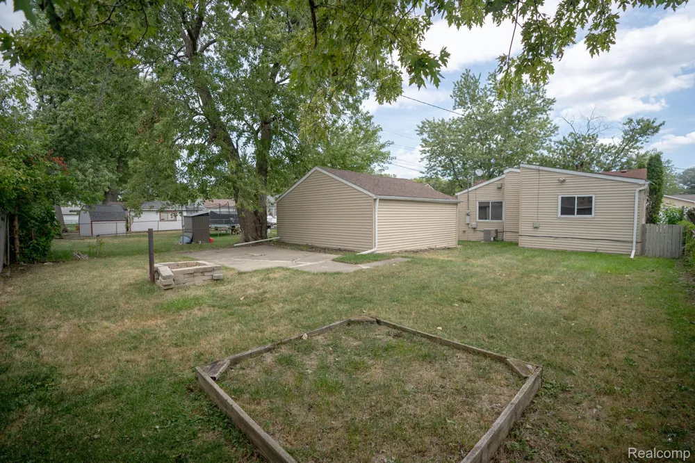 25143 Fern Street Roseville City, MI 48066