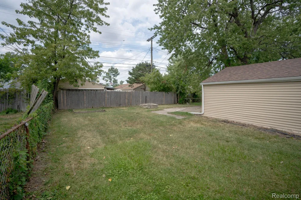25143 Fern Street Roseville City, MI 48066