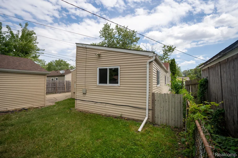 25143 Fern Street Roseville City, MI 48066