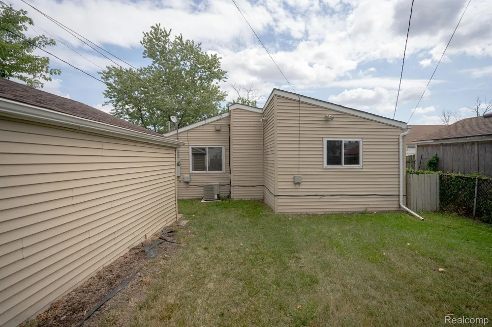 25143 Fern Street Roseville City, MI 48066