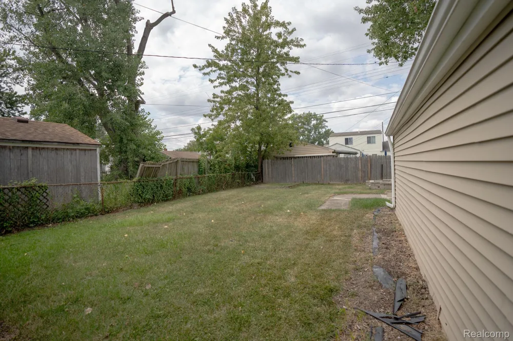 25143 Fern Street Roseville City, MI 48066
