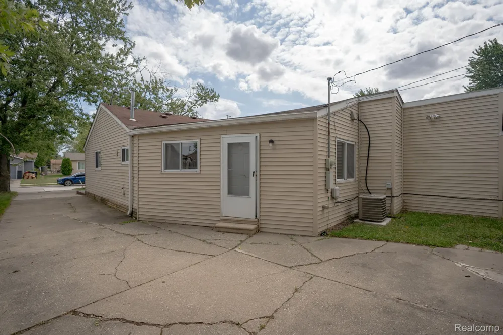 25143 Fern Street Roseville City, MI 48066