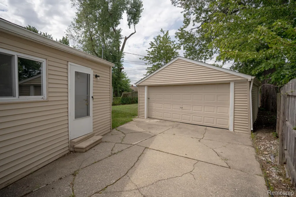 25143 Fern Street Roseville City, MI 48066