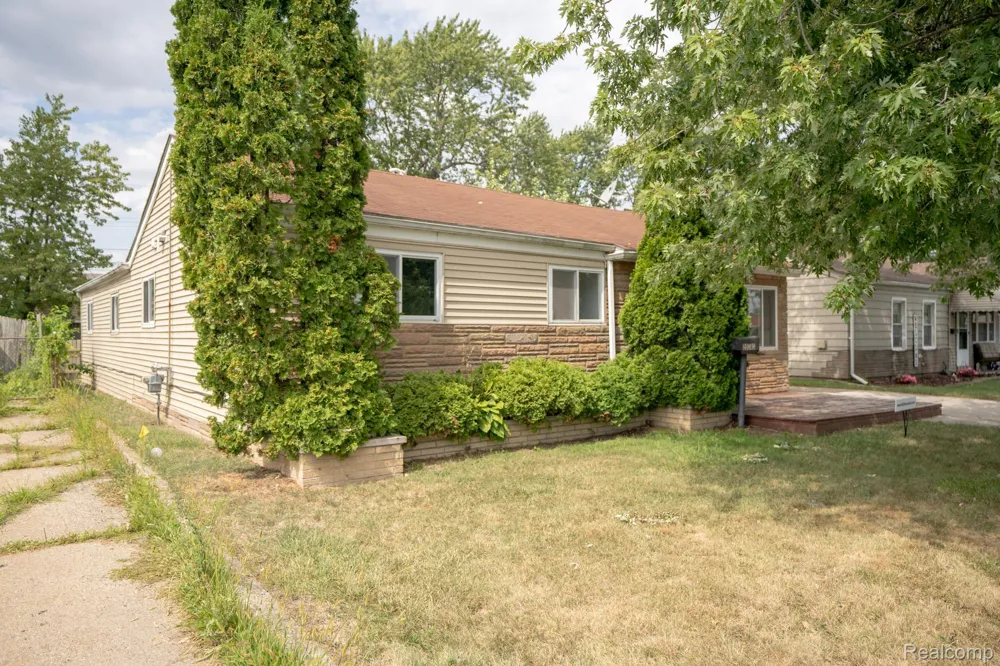 25143 Fern Street Roseville City, MI 48066
