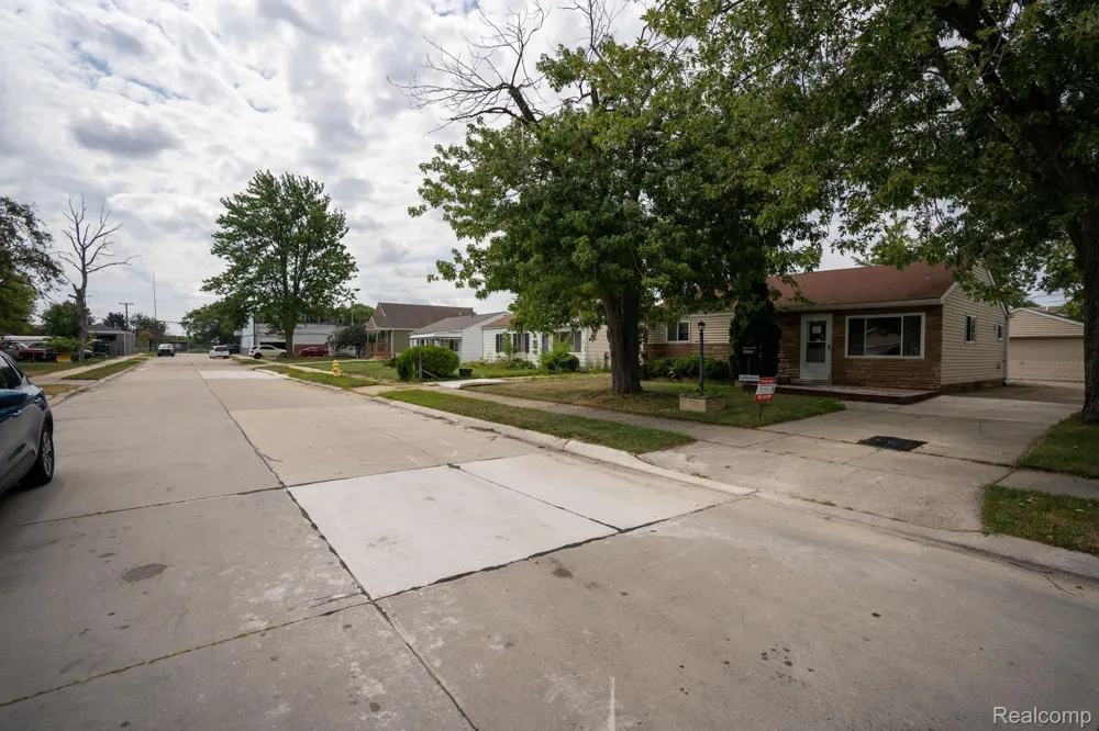 25143 Fern Street Roseville City, MI 48066