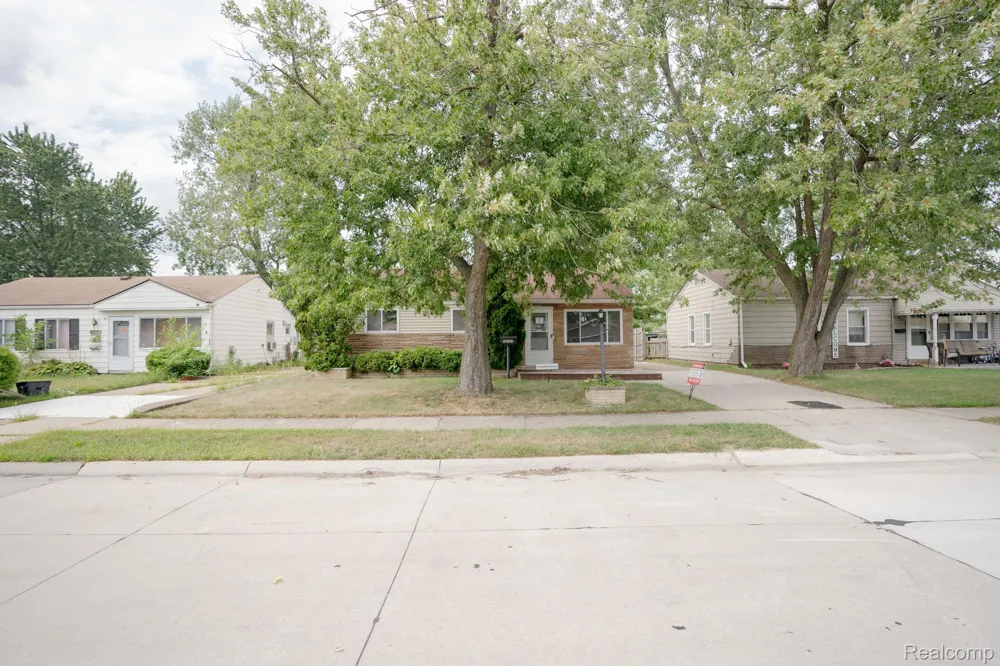 25143 Fern Street Roseville City, MI 48066