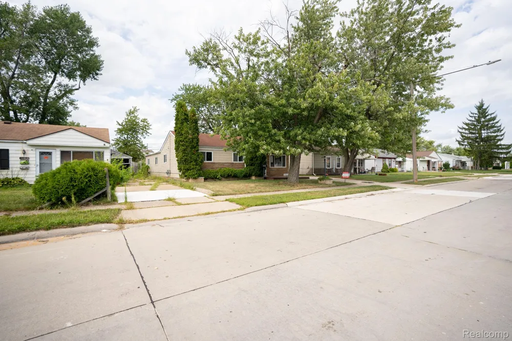 25143 Fern Street Roseville City, MI 48066