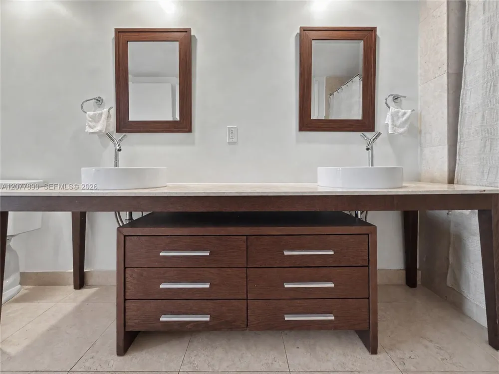 495 Brickell Ave #2707 Miami, FL 33131