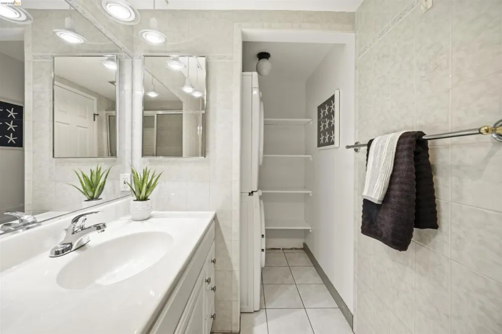 801 Franklin St #1406 Oakland, CA 94607