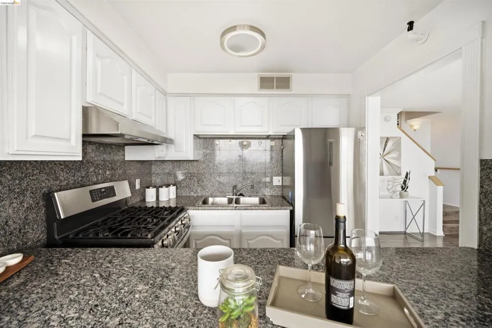 801 Franklin St #1406 Oakland, CA 94607