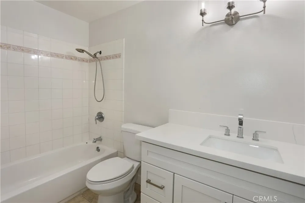 2105 W Hall Santa Ana, CA 92704