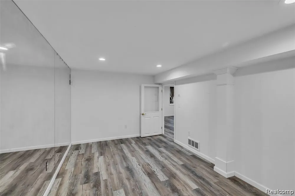 45077 Roundview Drive Novi City, MI 48375