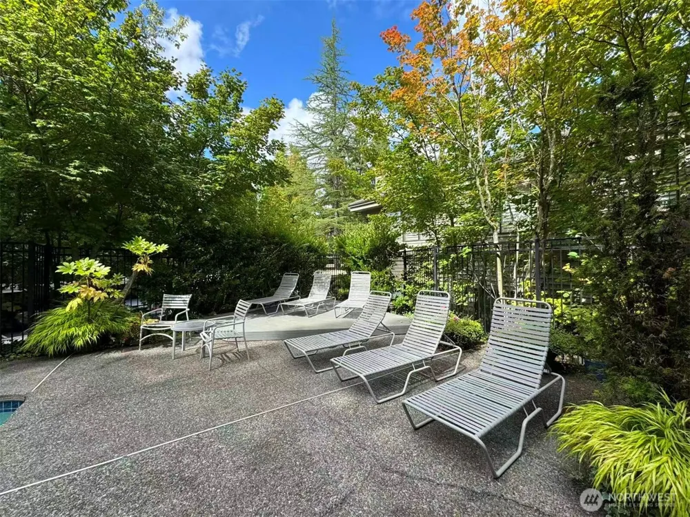 1266 Bellevue Way #4 Bellevue, WA 98004