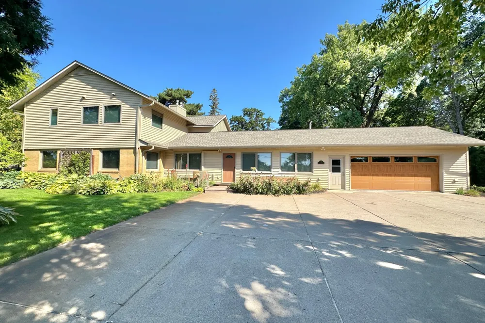 14 Mid Oaks Road Roseville, MN 55113