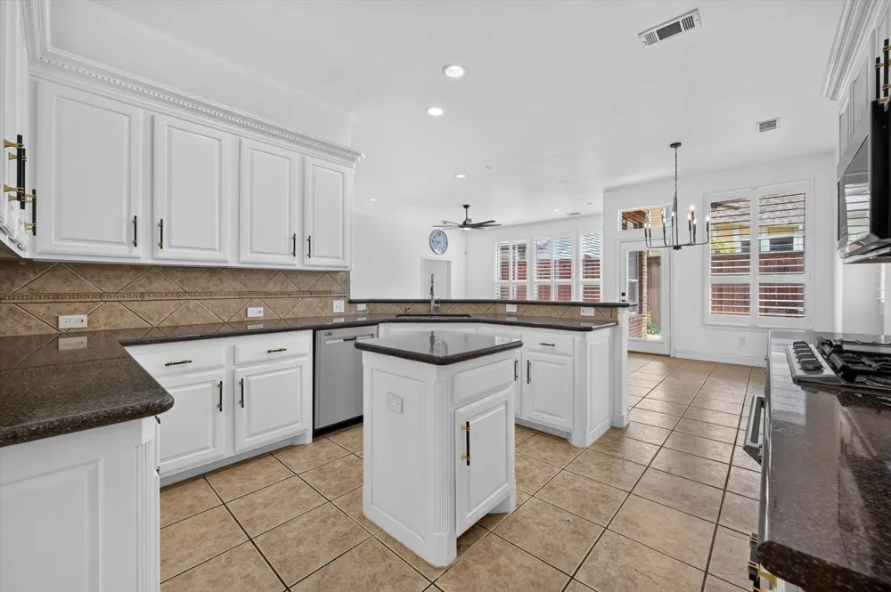 2208 Grizzly Run Lane Euless, TX 76039