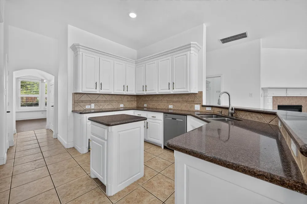 2208 Grizzly Run Lane Euless, TX 76039