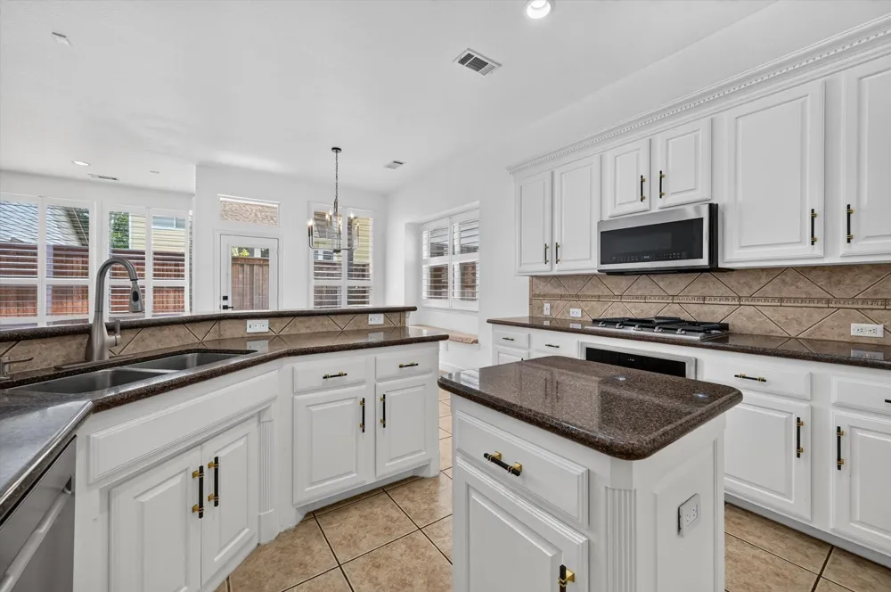 2208 Grizzly Run Lane Euless, TX 76039