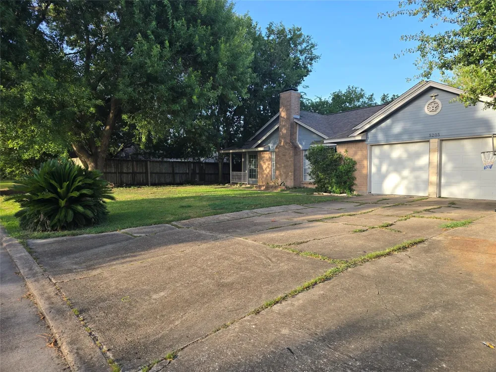5205 Winding Brook Drive Dickinson, TX 77539