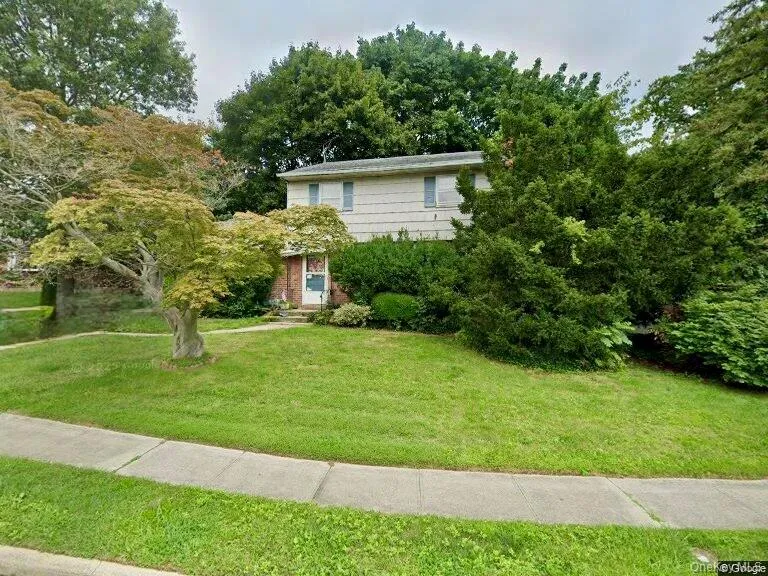6 E Park Court Old Bethpage, NY 11804