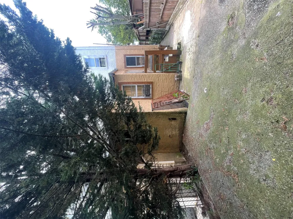 1011 Hemlock Street Brooklyn, NY 11208