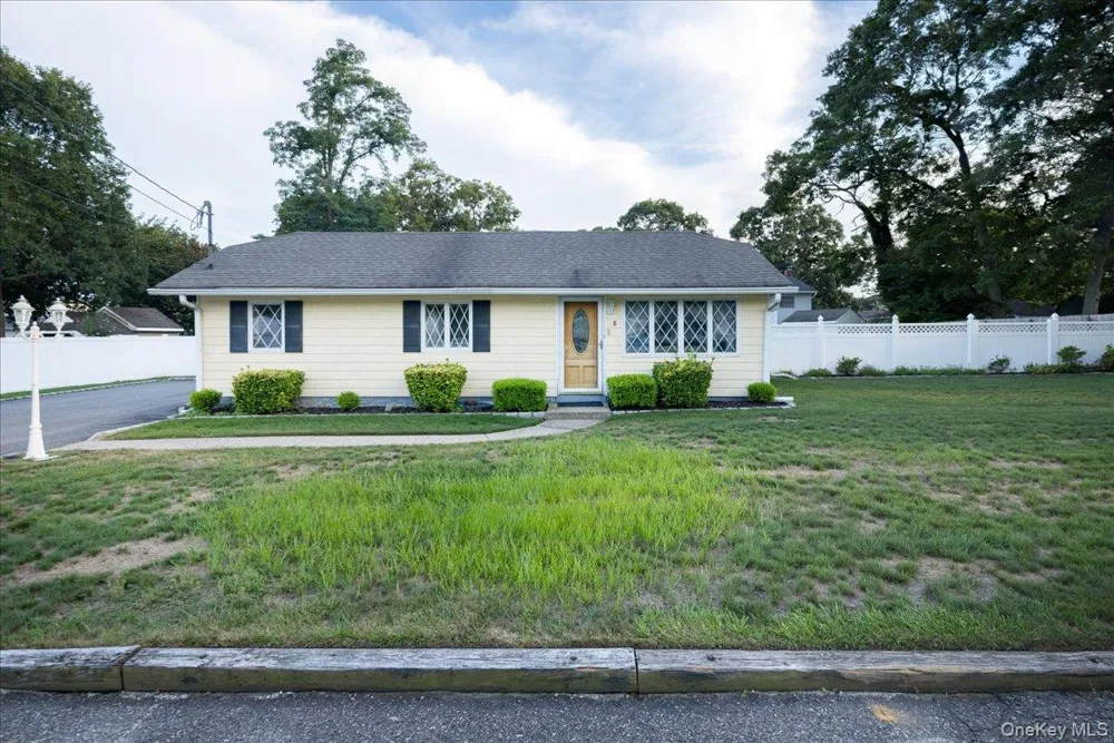 8 Doradell Drive Holbrook, NY 11741