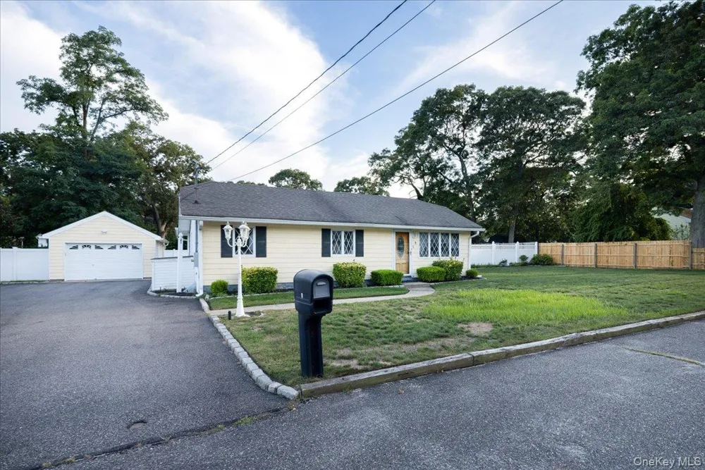8 Doradell Drive Holbrook, NY 11741