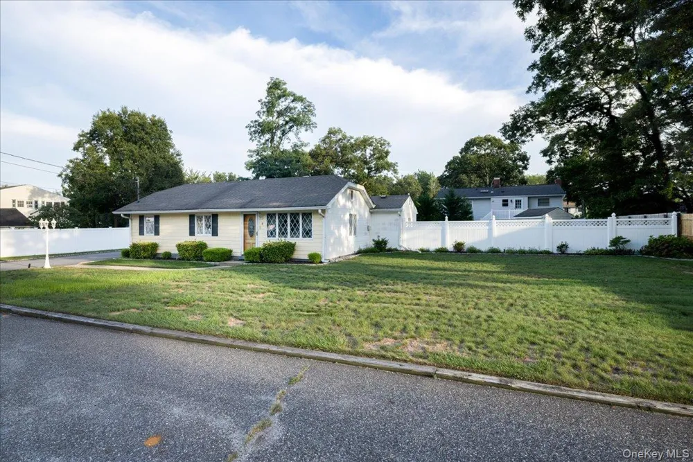 8 Doradell Drive Holbrook, NY 11741