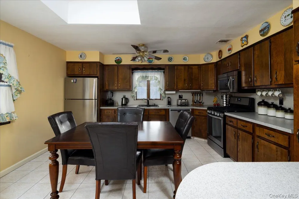 8 Doradell Drive Holbrook, NY 11741