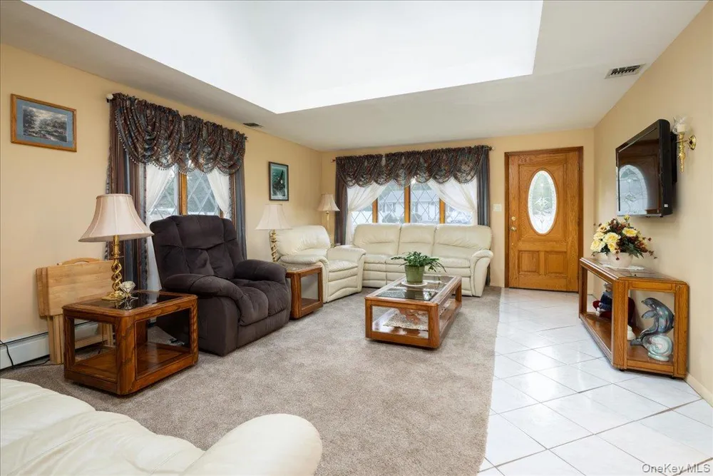 8 Doradell Drive Holbrook, NY 11741