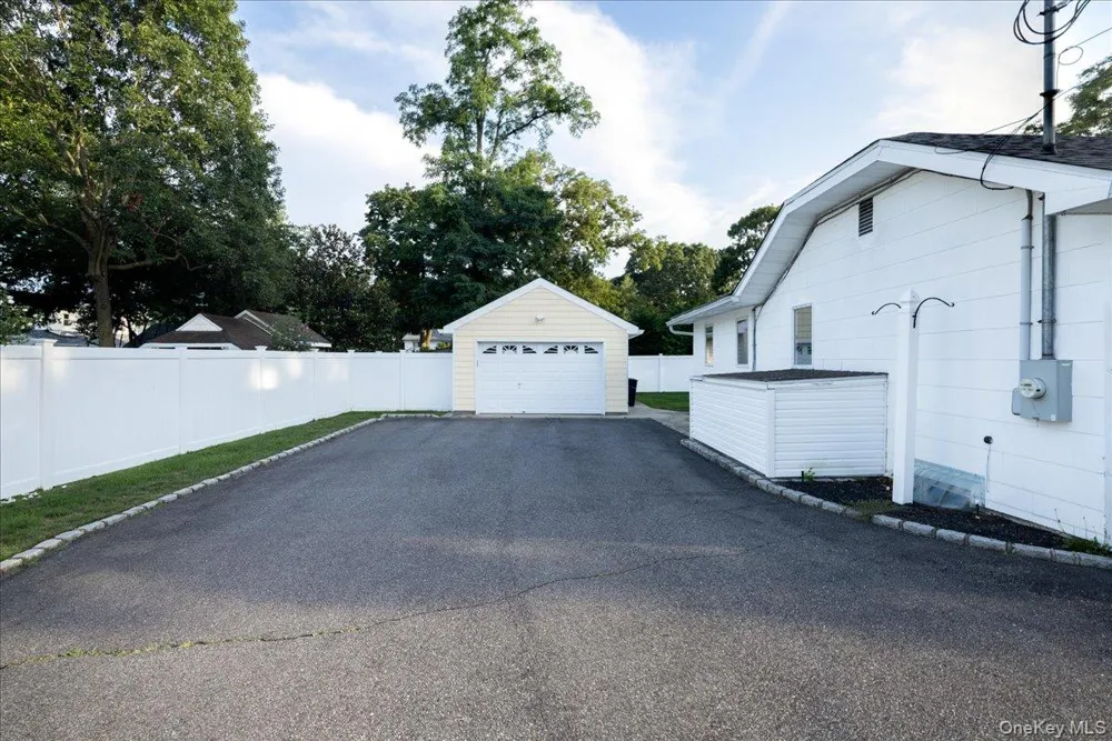 8 Doradell Drive Holbrook, NY 11741
