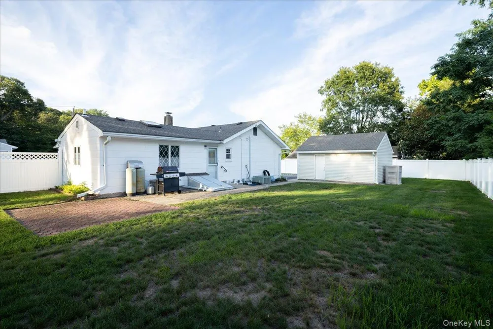 8 Doradell Drive Holbrook, NY 11741