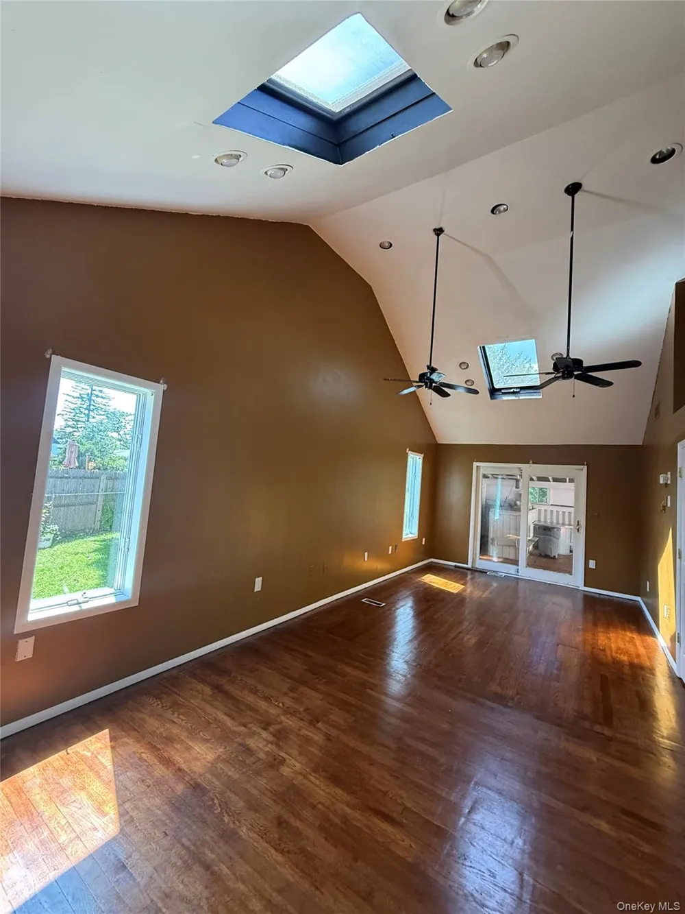 4 Sandy Court Deer Park, NY 11729