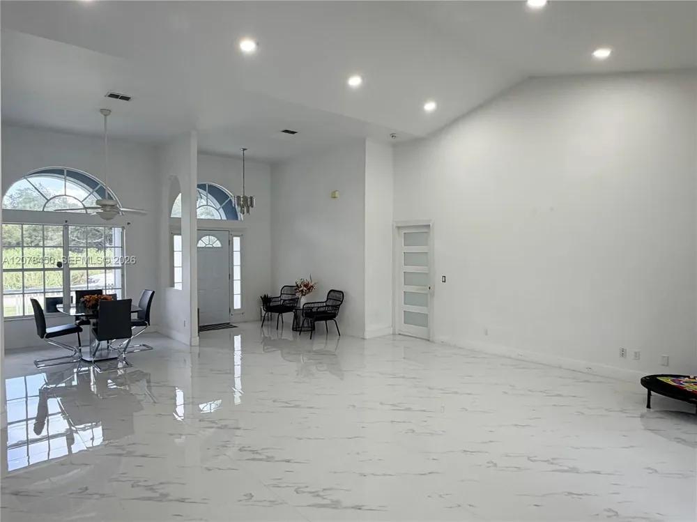 405 MC KINLEY Lehigh Acres, FL 33972