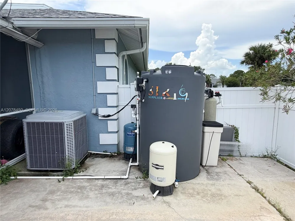 405 MC KINLEY Lehigh Acres, FL 33972