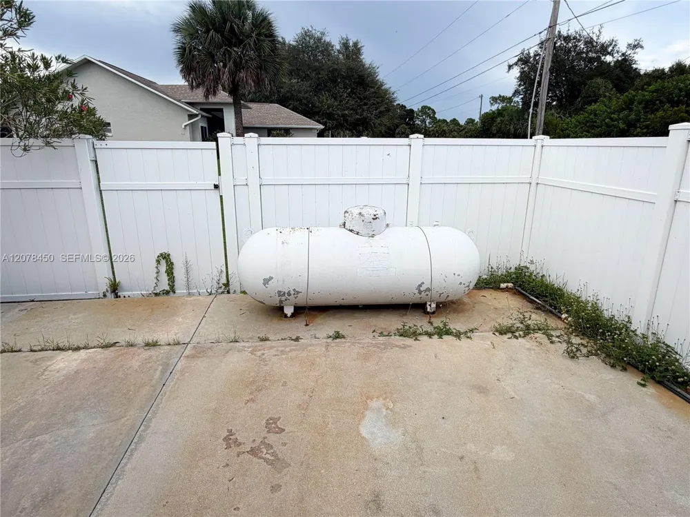 405 MC KINLEY Lehigh Acres, FL 33972