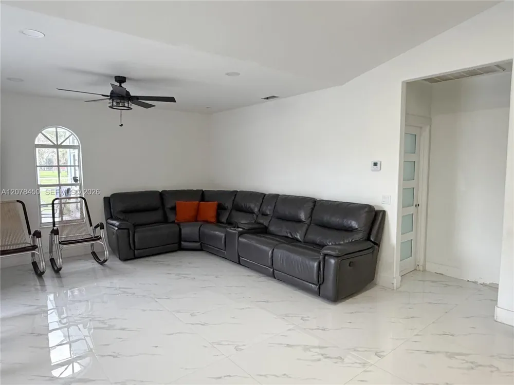 405 MC KINLEY Lehigh Acres, FL 33972