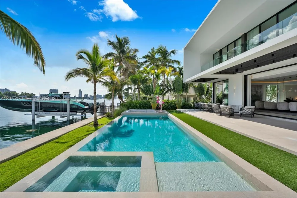375 Hibiscus Dr Miami Beach, FL 33139