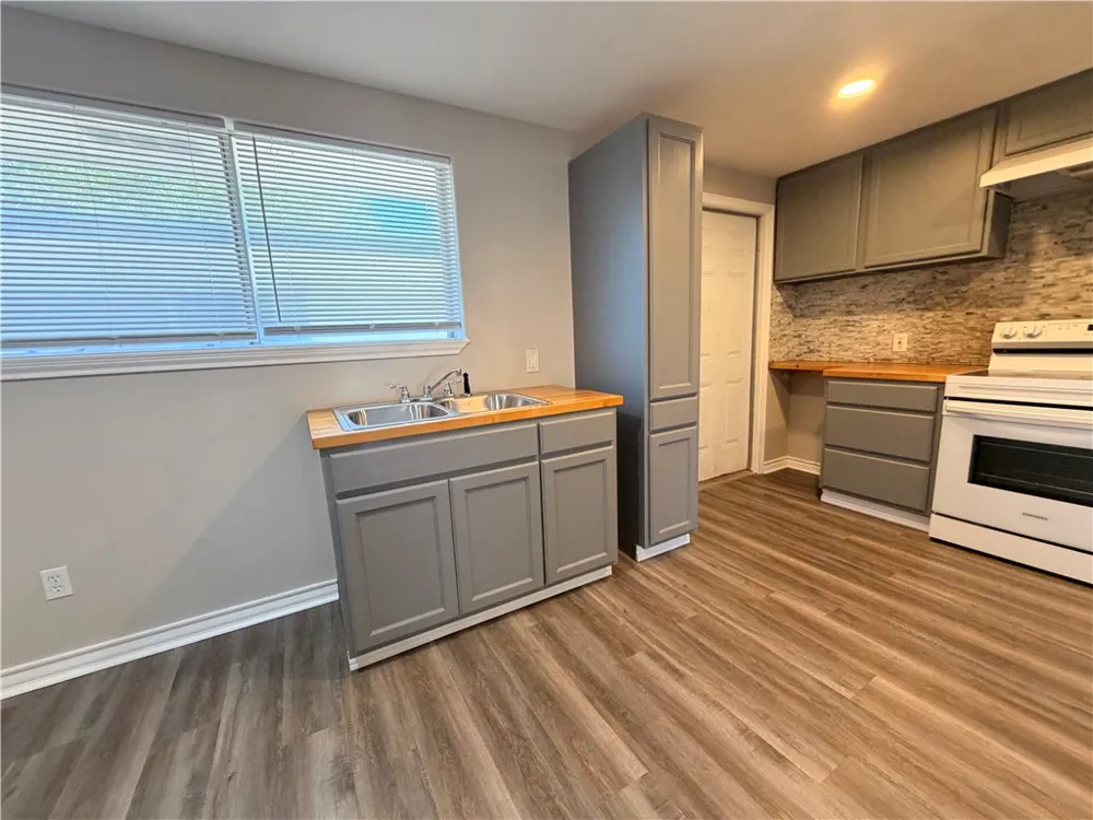 1018 Northcliff Drive Portland, TX 78374
