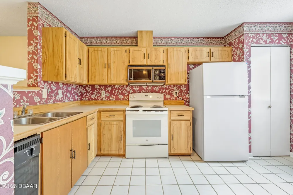 184 W Sandalwood Court Daytona Beach, FL 32119