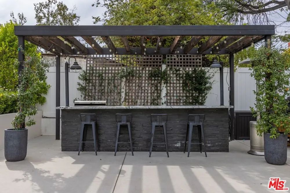 18938 Wells Drive Tarzana, CA 91356