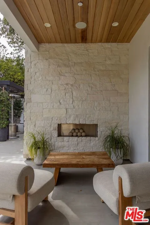 18938 Wells Drive Tarzana, CA 91356