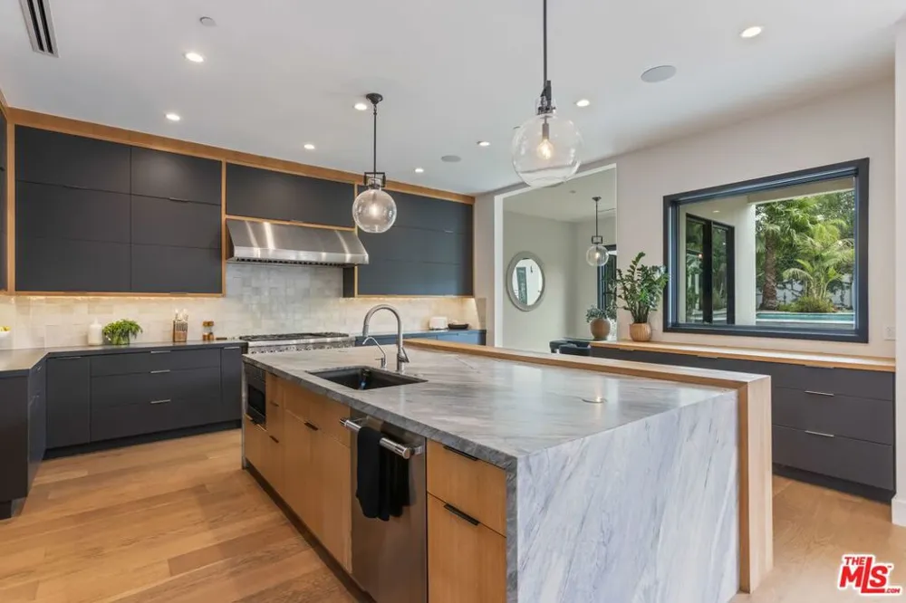 18938 Wells Drive Tarzana, CA 91356