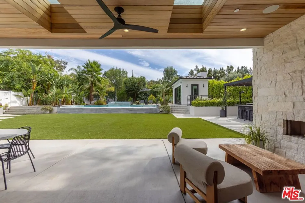 18938 Wells Drive Tarzana, CA 91356