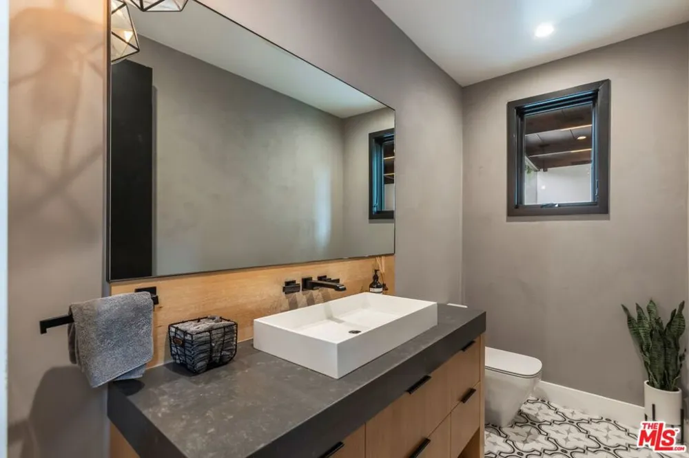 18938 Wells Drive Tarzana, CA 91356
