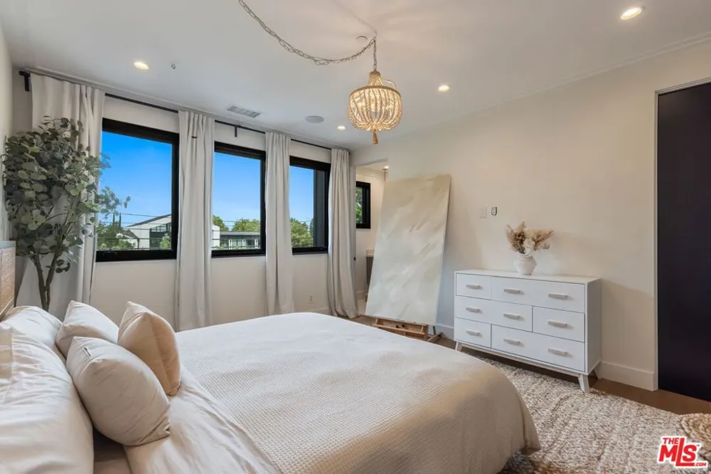18938 Wells Drive Tarzana, CA 91356